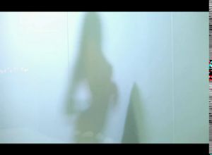 Молодая сексуально мастурбирует свою пухлую писюху